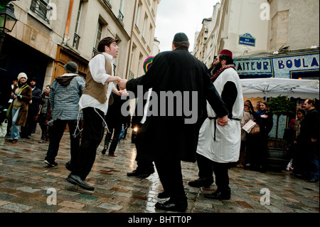 Paris, Frankreich, Gruppe orthodoxe Juden tanzen auf der Straße im Marais, alte jüdische Traditionen, verschiedene Kulturen Religion, Kipa Frankreich, jüdische Gemeinde, Kippa frankreich Stockfoto