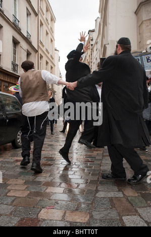Paris, Frankreich, Gruppe orthodoxe Juden, Männer, Tanz auf der Straße im Marais, alte jüdische Traditionen, jüdische Gemeinde, Kipa Frankreich Stockfoto