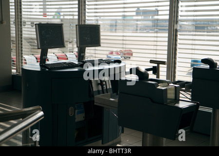 Check-in Schalter am Flughafen Stockfoto