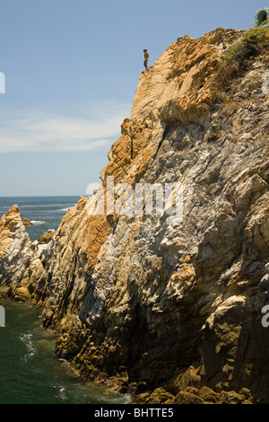 Klippenspringer bereit zu springen, La Quebrada, Acapulco, Mexiko Stockfoto