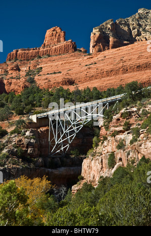 Midgley Brücke Oak Creek Canyon, Sedona, Arizona, USA (Ansicht von unten, und dies ist ein vertikal ausgerichteten Foto) Stockfoto