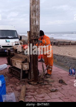 Kernbohrung für Boden-Untersuchung für die Fundamente der vorgeschlagenen neuen Meer Wand beim Redcar Cleveland UK Stockfoto