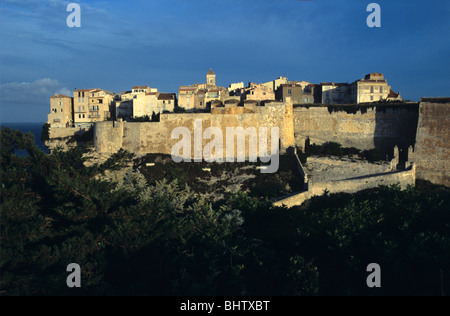 Panoramablick auf die mittelalterlichen Befestigungsanlagen und die Stadt Genua oder die Stadtmauern von Bonifacio, Korsika, Frankreich Stockfoto