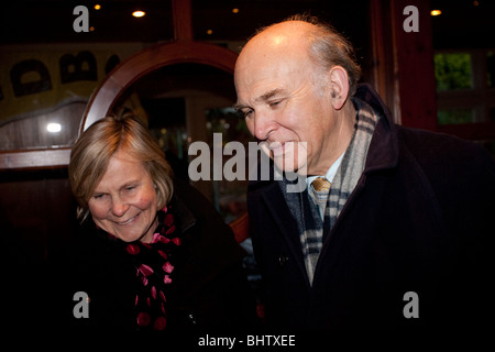 Liberal Democrats Schatten Kanzler und stellvertretender Leiter Vince Cable MP & seiner Frau Rachel besuchte mehrere überflutete Gebiete Samstag. Stockfoto