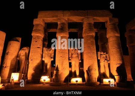 Beleuchtete Peristyle Hof des Ramses II in Luxor-Tempel in Luxor, Ägypten Stockfoto