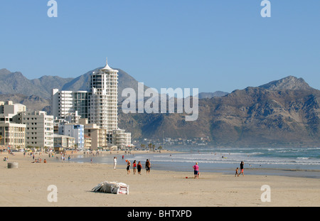 Urlauber am Strand im westlichen Kap Badeort der Strand in der Nähe von Somerset West Südafrika Stockfoto