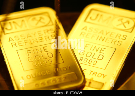 Eine Unze gold Bars im Fach der Waage Waage Stockfoto