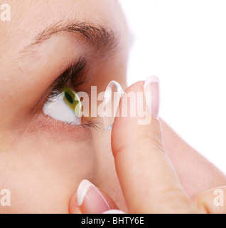 menschliche Auge mit Korrekturlinse auf weißem Stockfoto