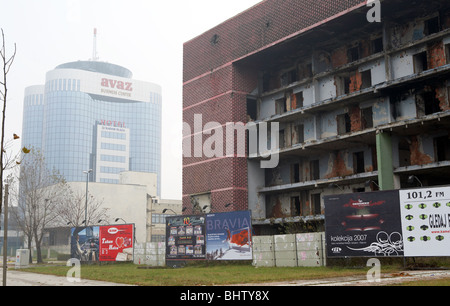 Ruine neben der Avaz Twist Tower in Sarajevo, Bosnien und Herzegowina Stockfoto