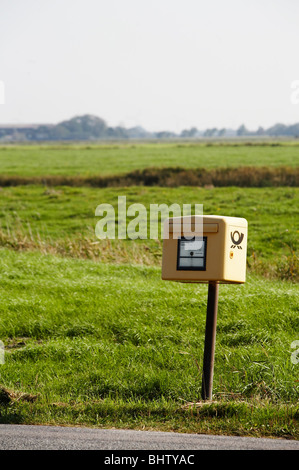 Einzigen Briefkasten auf einer Wiese, Pellworm, Deutschland Stockfoto