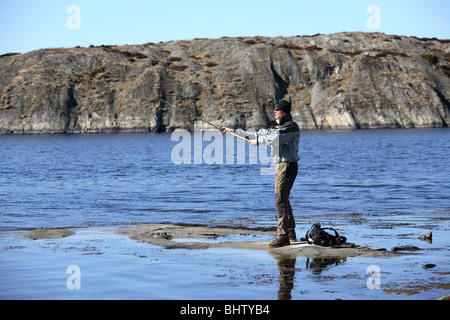 Mann Angeln an der Küste der Ostsee, Stocken, Orust, Schweden Stockfoto