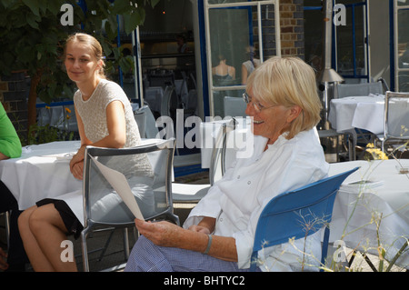 Rose Gray, Küchenchef und Mitinhaber des River Café geht über das Menü mit ihren Mitarbeitern Stockfoto