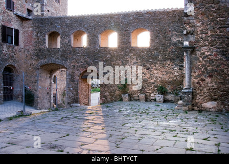 Stadtmauer von der ziemlich toskanischen Stadt Montemerano im Bereich bekannt als Maremma in der Provinz Grosseto Stockfoto