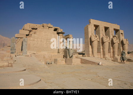 Osirid Statuen und Granit Leiter des Ramses der große auf dem Ramesseum in Luxor, Ägypten Stockfoto