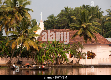 Indien, Kerala, Alleppey, Alappuzha, Backwaters, Chennamkary kleine Überfahrt Pamba Fluss St Thomas syrisch-orthodoxen Kirche Stockfoto