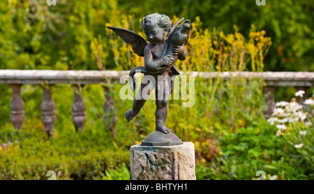 Cherub Statue im Garten Torosay Castle in der Nähe von Craignure auf der Isle of Mull in die Inneren Hebriden westlichen Schottland erbaute 1858 Stockfoto