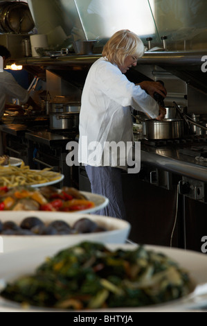 Grau, Küchenchef und Mitinhaber des River Café stieg, Kochen und Zubereitung von Speisen in ihrer Küche Stockfoto