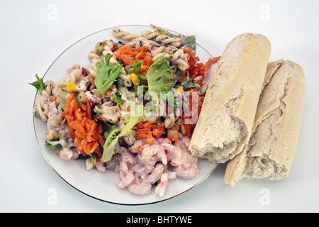 Garnelen-Salat und Pasta auf einem weißen Teller mit einem gebrochenen baguette Stockfoto