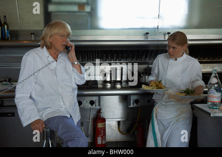 Stieg, grau, Küchenchef und Mitinhaber des River Café, am Telefon bei der Arbeit Stockfoto