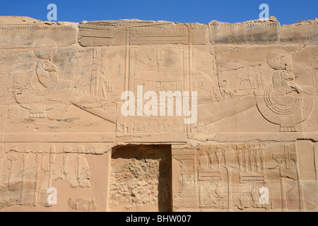 Hieroglyphen an den Wänden der Leichenhalle Tempel von Sethos I bei der thebanischen Nekropole in der Nähe von Luxor, Ägypten Stockfoto