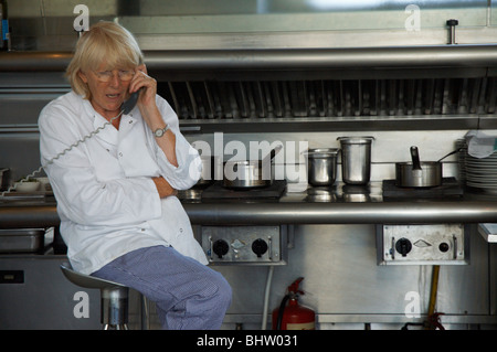 Stieg, grau, Küchenchef und Mitinhaber des River Café, am Telefon bei der Arbeit Stockfoto