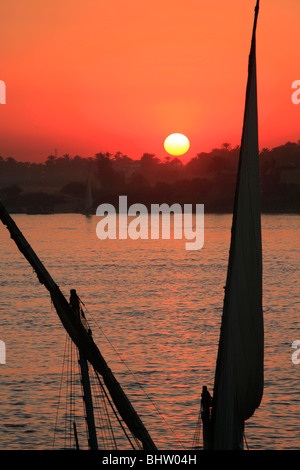 Sonnenuntergang über den Nil in Luxor, Ägypten Stockfoto