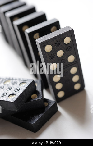 Dominosteine in einer Linie auf weißem Hintergrund von oben geschossen Stockfoto