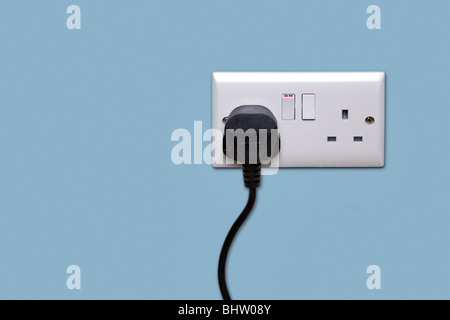 Doppelte elektrische Steckdose und einzigen Stecker umgestellt auf blauem Hintergrund. Stockfoto