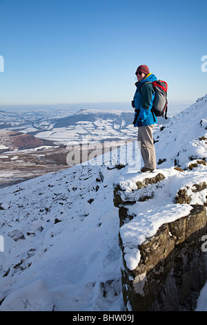 Weibliche Wanderer auf den Zuckerhut im Winter Wales UK Stockfoto