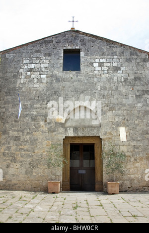 La Chiesa di San Giorgio - die Kirche des Heiligen Georg in der ziemlich toskanischen Stadt Montemerano Stockfoto