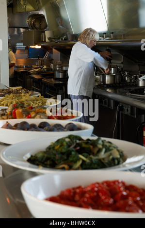 Grau, Küchenchef und Mitinhaber des River Café stieg, Kochen und Zubereitung von Speisen in ihrer Küche Stockfoto