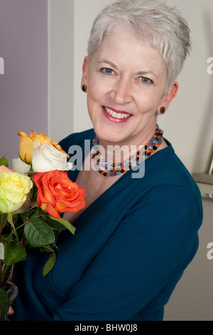 Reife Frau und Strauß Rosen Stockfoto
