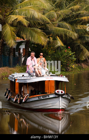 Indien, Kerala, Alappuzha, Chennamkary, westliche Besucher sitzen auf kleinen Ausflugsschiff Stockfoto