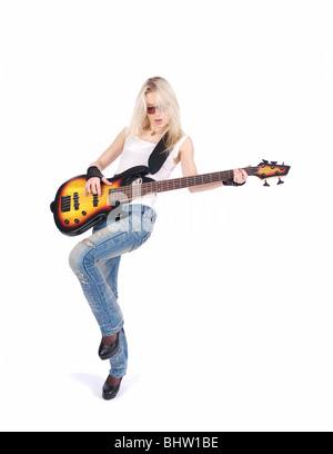 Junge, blonde Frau spielen auf der e-Bass, auf dem weißen Hintergrund isoliert. Stockfoto