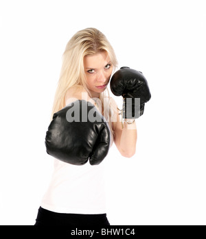 Blonde Mädchen Kampf in die Boxhandschuhe, isoliert auf weiß Stockfoto