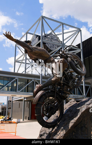 Eine Statue vor dem Harley-Davidson Museum in Milwaukee Wisconsin Stockfoto