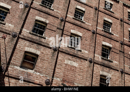 Ruinen von eine große industrielle Backsteingebäude mit zerbrochenen Fenstern etc.. Toller Hintergrund / Textur Stockfoto