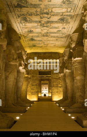 Geschnitzten Statuen im Inneren der große Tempel von Abu Simbel in Ägypten. Stockfoto