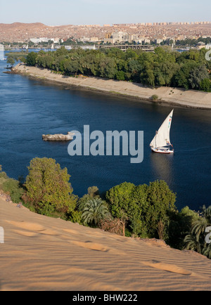 Traditionellen Feluke Segeln auf dem Nil in Assuan, Ägypten. Stockfoto