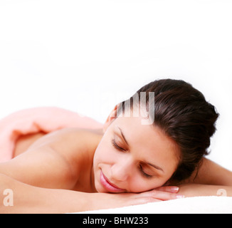 Junge Frau bekommt eine Massage. Augen sind geschlossen. Stockfoto