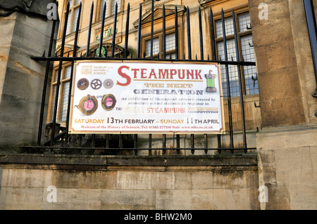 Steampunk Ausstellung Beschilderung außerhalb des Museums der Geschichte der Wissenschaft, Oxford. Stockfoto