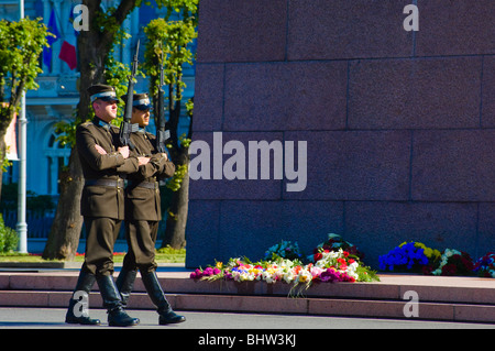 Soldaten bewachen das Freiheitsdenkmal (Brīvības Piemineklis), Riga, Lettland Stockfoto
