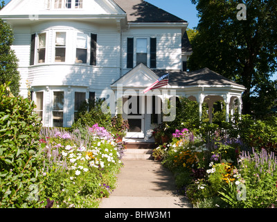 Ein hübsches weißes Schindeln Haus in Edgartown, Martha's Vineyard, Massachusetts, USA Stockfoto