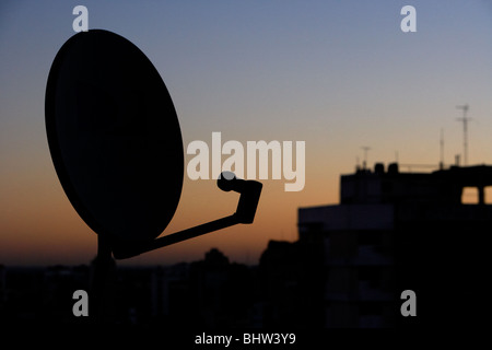 Satelliten-Fernsehen empfangen Gericht auf den Dächern in den Abend Buenos Aires Argentinien Stockfoto