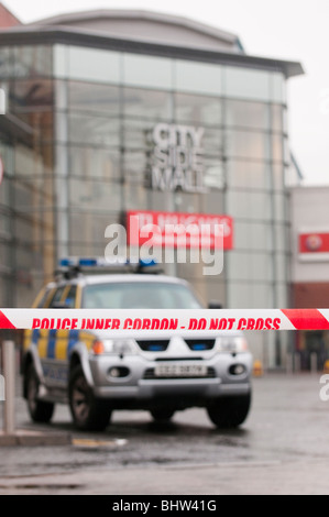 Polizeiauto hinter Cordon Band eine Falschmeldung Bombe Warnung, City Seite Mall, Belfast in Regen Stockfoto