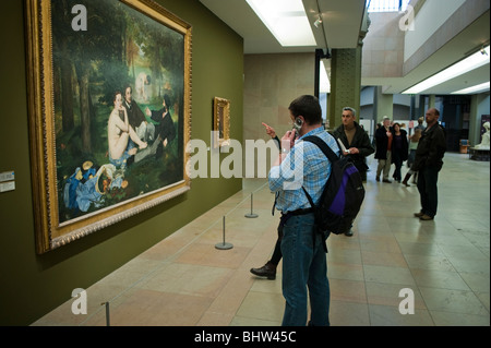 Paris, Frankreich - Touristen, die Gemälde des französischen Impressionismus im Inneren des Musée d'orsay, des Musée d'orsay, der bildenden Kunst, des Kunstmuseums, der historischen Feiertage betrachten Stockfoto