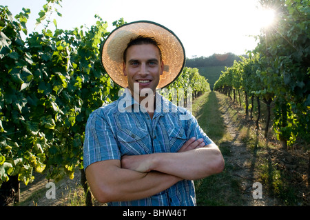 Junger Mann in Freizeitkleidung vor Weinberg Stockfoto