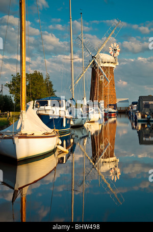 Relections Horsey Mühle Wind Pumpe im Fluss auf den Norfolk Broads in England. Stockfoto