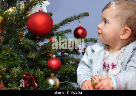 BABY UND WEIHNACHTSBAUM Stockfoto