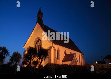 Sonnenuntergang hinter der Dorfkirche in Kilmore Quay, Co. Wexford, Südirland. Stockfoto